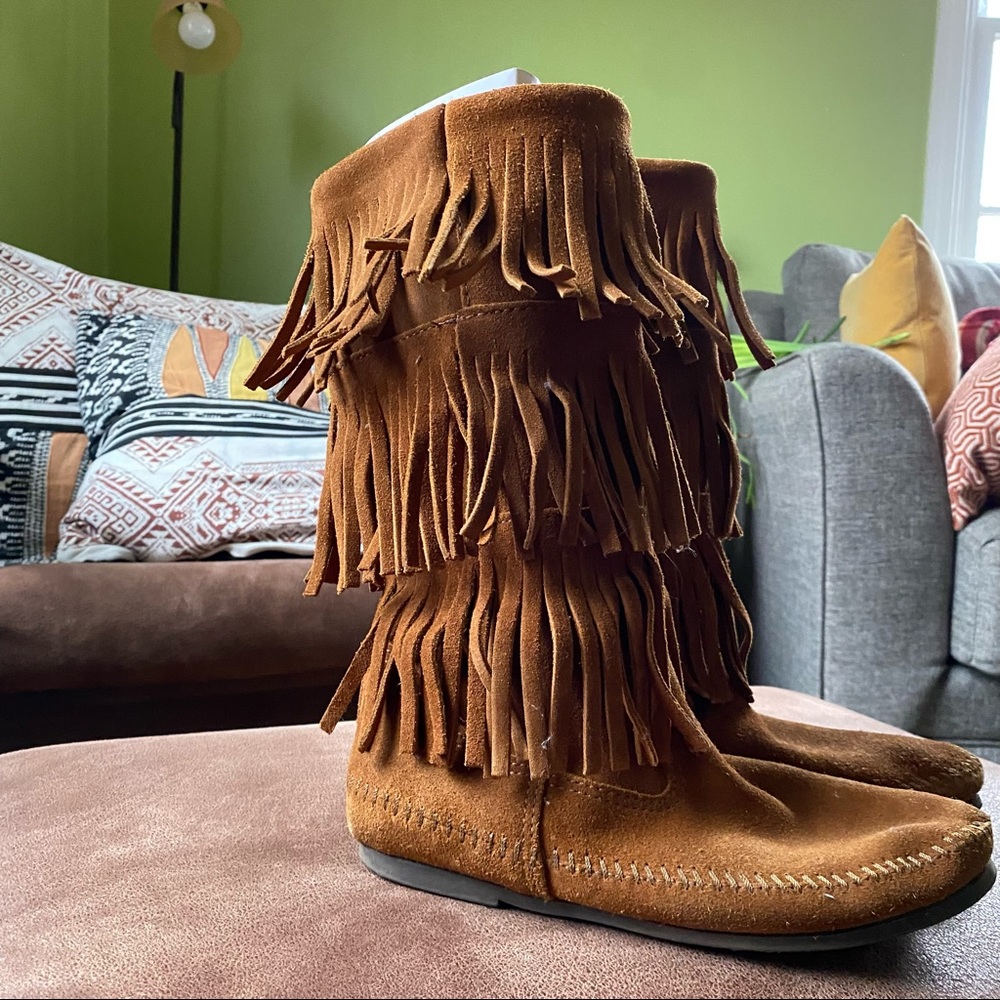 Minnetonka 3-Layer Fringe Boot, Size 7